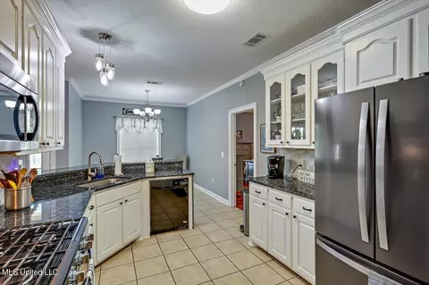 Kitchen - 429 Grant Fox Dr, Brandon, MS 39047 photo 4 of 4