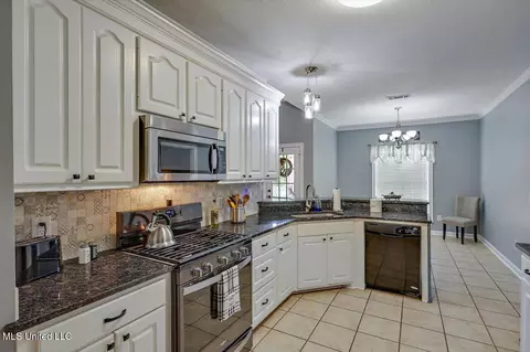 Kitchen - 429 Grant Fox Dr, Brandon, MS 39047 photo 3 of 4