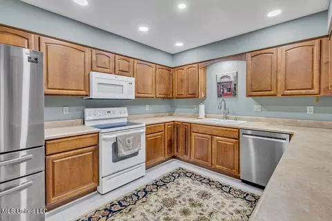 Kitchen - 8342 Kahala Dr, Diamondhead, MS 39525 photo 2 of 3