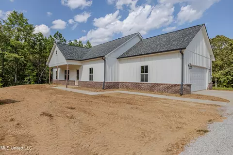 90 Tara Rd, Holly Springs, MS 38635