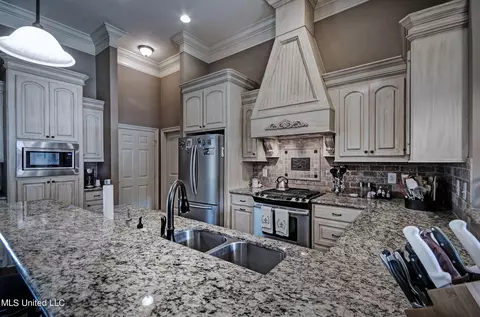 Kitchen - 224 Stonebridge Blvd, Brandon, MS 39042 photo 2 of 4