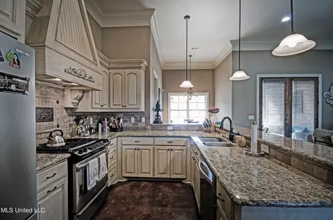 Kitchen - 224 Stonebridge Blvd, Brandon, MS 39042 photo 3 of 4