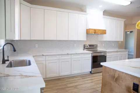 Kitchen - 13800 Pine Ave, Vancleave, MS 39565 photo 2 of 4