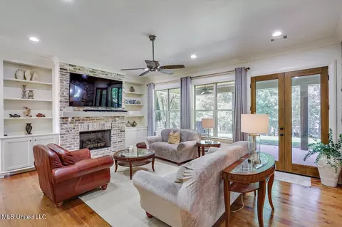 Living - 104 Saddlebrook Cv #104, Madison, MS 39110 photo 2 of 4