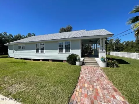 524 Main St, Bay Saint Louis, MS 39520