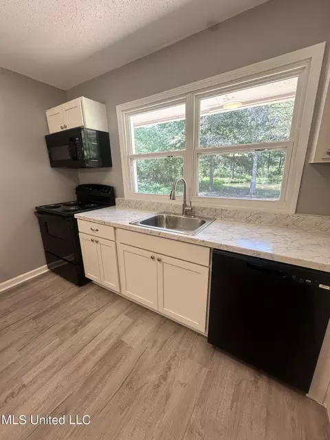 Kitchen - 282 Highway 332, Grenada, MS 38901 photo 2 of 2