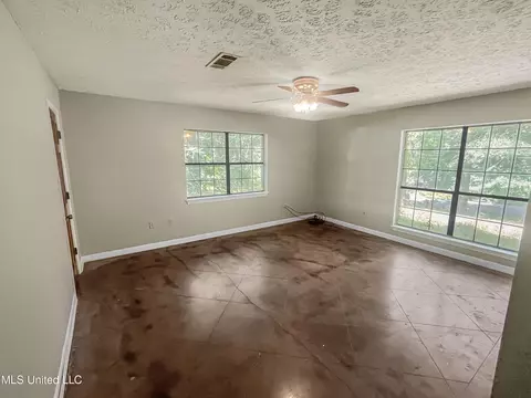 Living - 714 Laney Dr, Clinton, MS 39056 photo 1 of 2