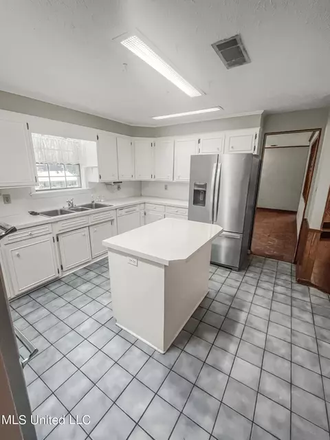 Kitchen - 714 Laney Dr, Clinton, MS 39056 photo 2 of 3