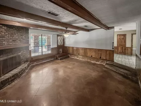 Living - 714 Laney Dr, Clinton, MS 39056 photo 2 of 2