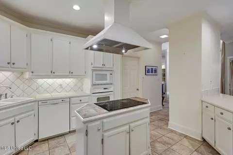 Kitchen - 109 Autumn Hill Dr, Jackson, MS 39211 photo 3 of 6