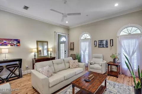 Living - 109 Autumn Hill Dr, Jackson, MS 39211 photo 1 of 2