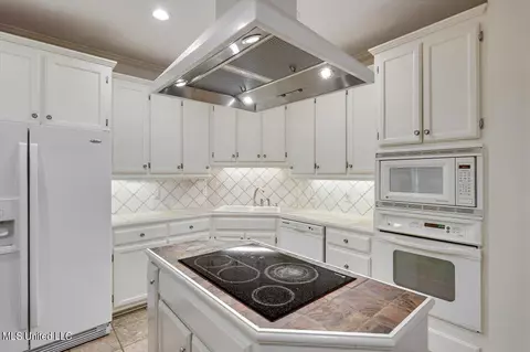 Kitchen - 109 Autumn Hill Dr, Jackson, MS 39211 photo 4 of 6