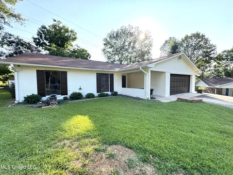 229 Lake Cove Dr, Jackson, MS 39212