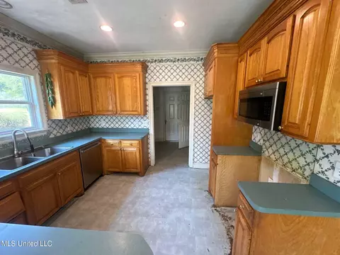 Kitchen - 802 Oak Trl, Canton, MS 39046 photo 2 of 2
