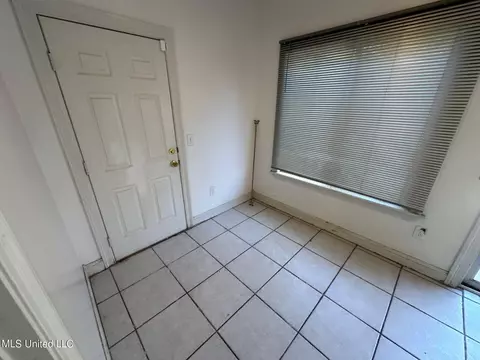 Entry Way - 802 Oak Trl, Canton, MS 39046 photo 3 of 5