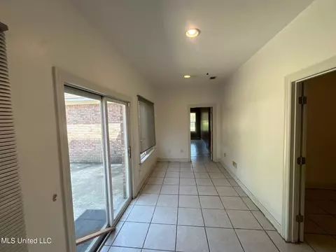 Entry Way - 802 Oak Trl, Canton, MS 39046 photo 4 of 5
