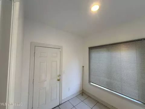 Entry Way - 802 Oak Trl, Canton, MS 39046 photo 2 of 5