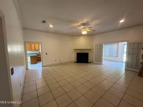 Living - 802 Oak Trl, Canton, MS 39046 photo 1 of 2