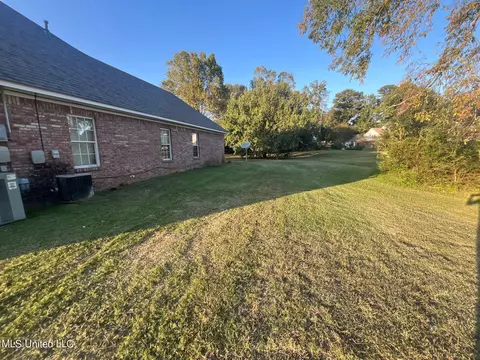 Exterior - 802 Oak Trl, Canton, MS 39046 photo 3 of 5