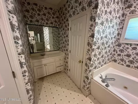 Bath - 802 Oak Trl, Canton, MS 39046 photo 5 of 7