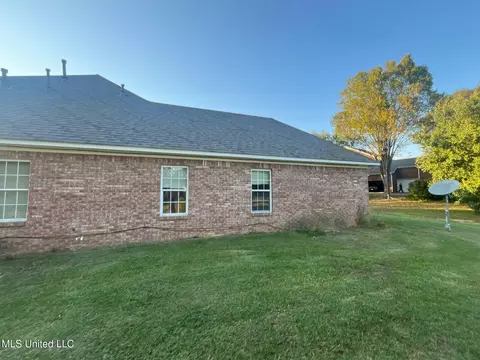 Exterior - 802 Oak Trl, Canton, MS 39046 photo 4 of 5