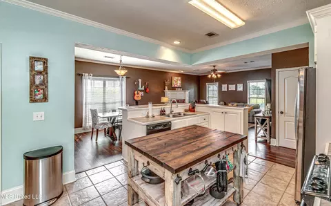 Kitchen - 141 Bradfield Rd, Madison, MS 39110 photo 5 of 9