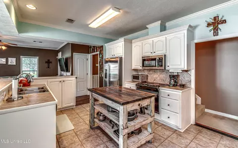 Kitchen - 141 Bradfield Rd, Madison, MS 39110 photo 4 of 9