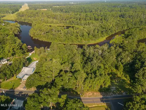 104215 Bayou Dr, Diamondhead, MS 39525