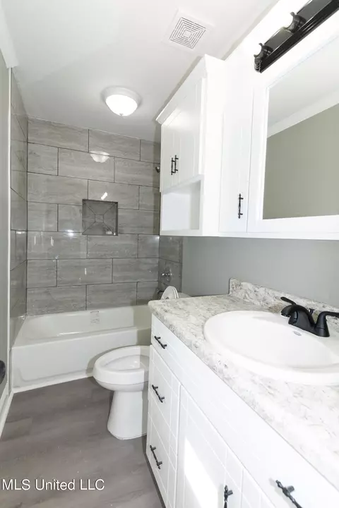 Bath - 4342 Rock Creek Rd, Moss Point, MS 39563 photo 2 of 2