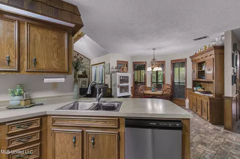 Kitchen - 104 Kathryn Dr, Brandon, MS 39042 photo 4 of 6
