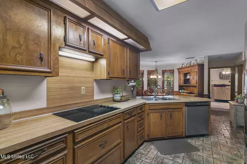 Kitchen - 104 Kathryn Dr, Brandon, MS 39042 photo 3 of 6
