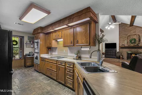 Kitchen - 104 Kathryn Dr, Brandon, MS 39042 photo 5 of 6