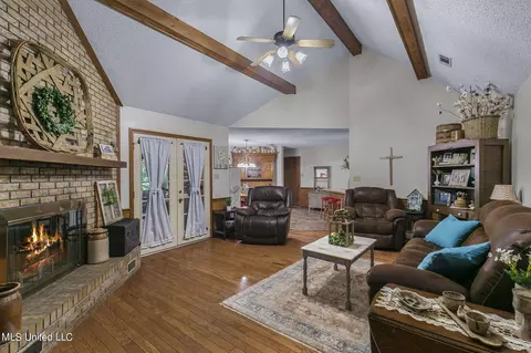 Living - 104 Kathryn Dr, Brandon, MS 39042 photo 2 of 2