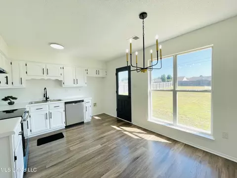 Kitchen - 6338 E Oak Run Dr, Olive Branch, MS 38654 photo 4 of 7