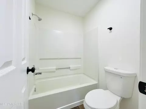 Bath - 6338 E Oak Run Dr, Olive Branch, MS 38654 photo 3 of 6