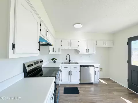Kitchen - 6338 E Oak Run Dr, Olive Branch, MS 38654 photo 7 of 7