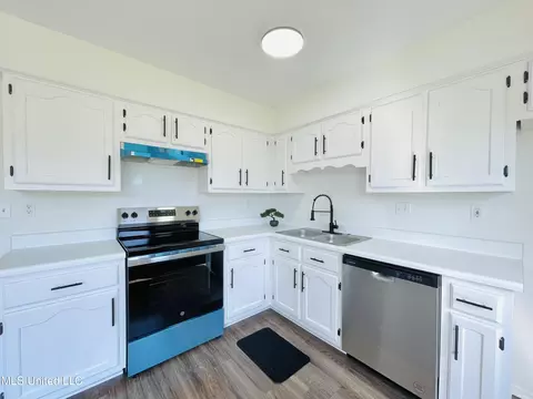 Kitchen - 6338 E Oak Run Dr, Olive Branch, MS 38654 photo 6 of 7