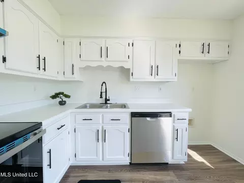 Kitchen - 6338 E Oak Run Dr, Olive Branch, MS 38654 photo 5 of 7