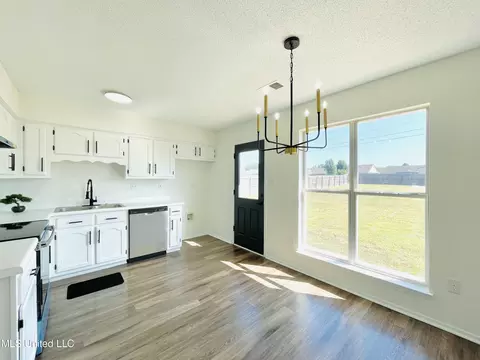 Kitchen - 6338 E Oak Run Dr, Olive Branch, MS 38654 photo 2 of 7