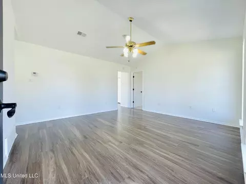 Living - 6338 E Oak Run Dr, Olive Branch, MS 38654 photo 1 of 3