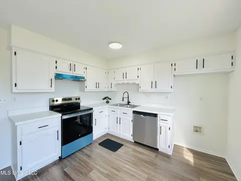 Kitchen - 6338 E Oak Run Dr, Olive Branch, MS 38654 photo 1 of 7