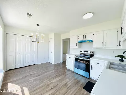 Kitchen - 6338 E Oak Run Dr, Olive Branch, MS 38654 photo 3 of 7