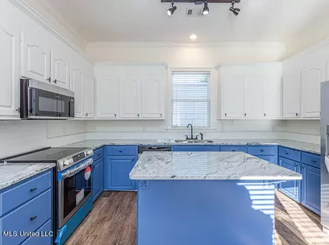 Kitchen - 4 Northpointe Cv, Jackson, MS 39211 photo 2 of 8