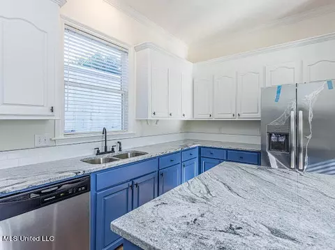 Kitchen - 4 Northpointe Cv, Jackson, MS 39211 photo 5 of 8