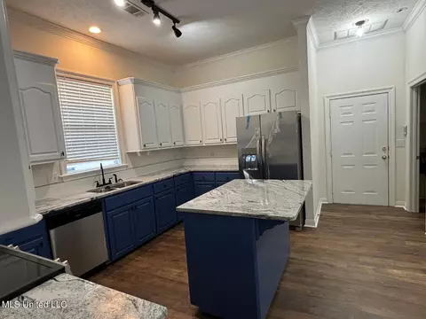 Kitchen - 4 Northpointe Cv, Jackson, MS 39211 photo 7 of 8