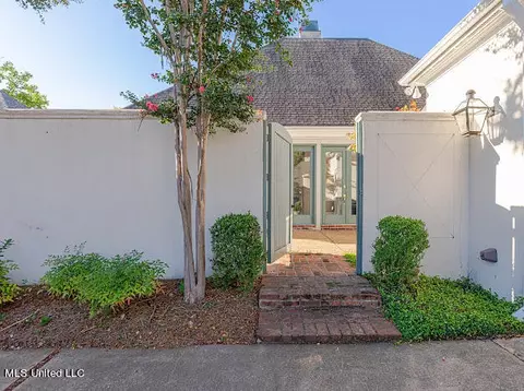Exterior - 4 Northpointe Cv, Jackson, MS 39211 photo 3 of 7