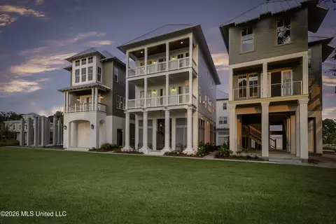 104 S Beach Dr, Ocean Springs, MS 39564