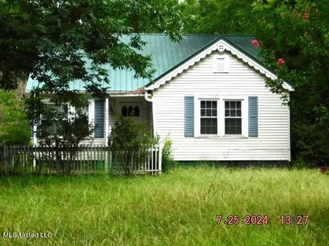 216 East St, Batesville, MS 38606