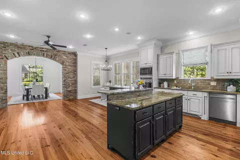 Kitchen - 120 Latter Rayne Dr, Flowood, MS 39232 photo 4 of 9
