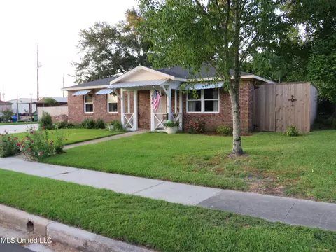 514 Orange Ave, Pascagoula, MS 39567